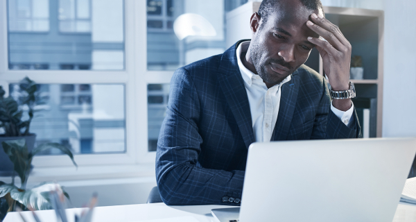 frustrated stressed business man laptop featured img